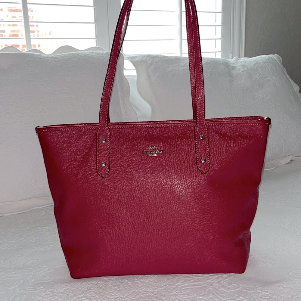 EUC Coach Beautiful Saffiano Leather Red Tote